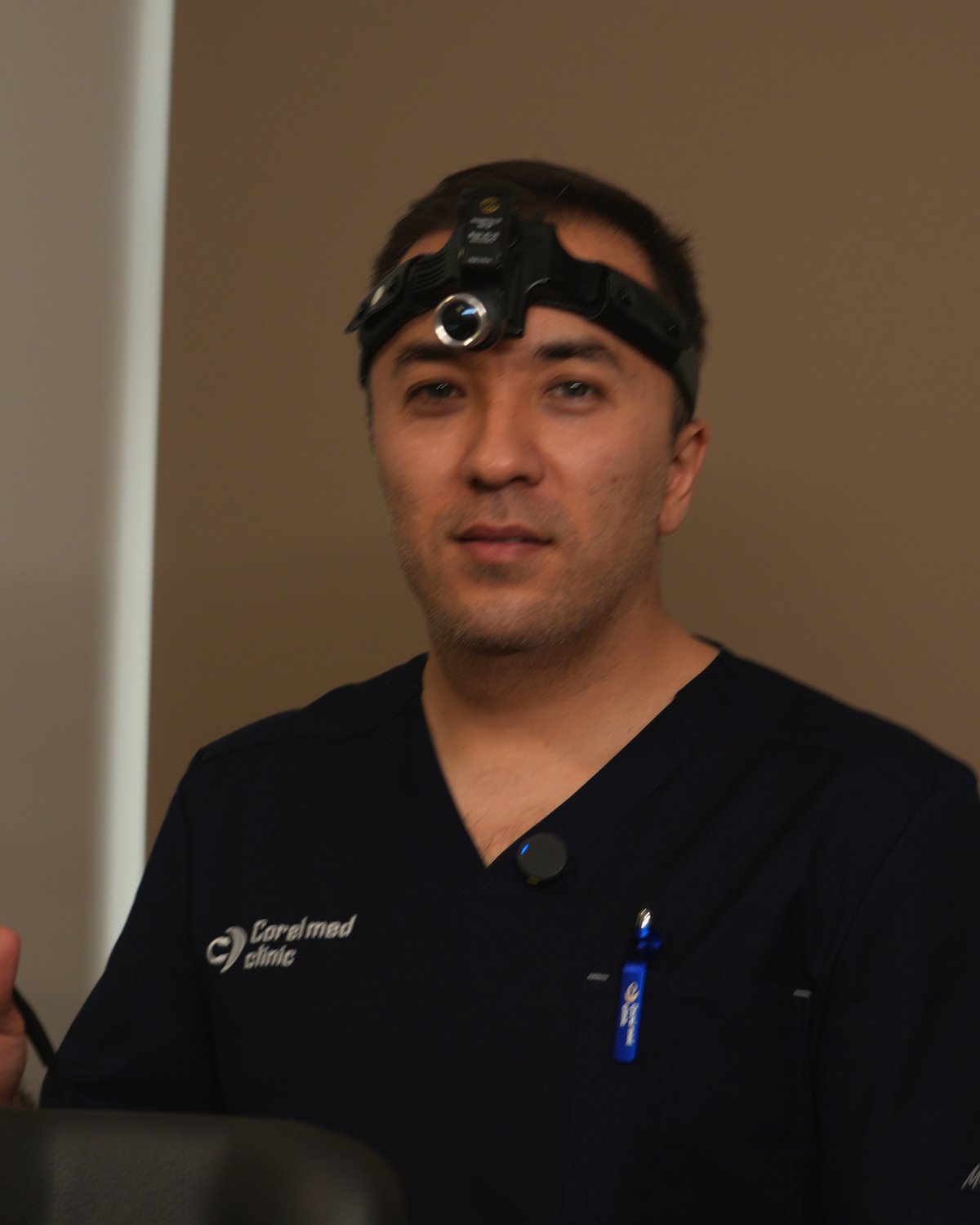 Doktor Xabibullayev endoskop bilan, Corel Med Clinic LOR-jarrohi
