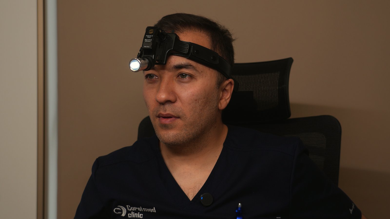 Doktor Xabibullayev LOR-jarrohlik uskunasi bilan, Corel Med Clinic